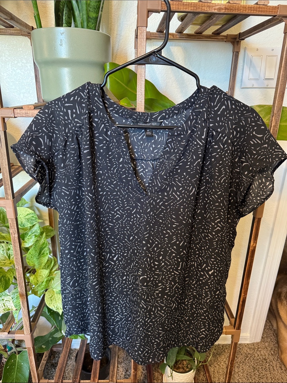 Banana Republic Black Short-Sleeve V-Neck Blouse with Light Gray Print